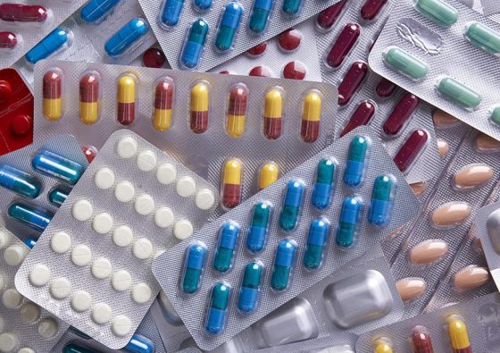 Médicaments conditionnés dans alvéoles en plastique thermoformé